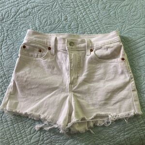 White Levi’s shorts